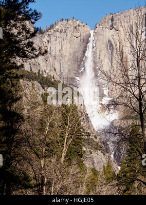 Upper Yosemite Falls dans la vallée de Yosemite vu de la vallée par un beau jour d'hiver en décembre 2016. Banque D'Images
