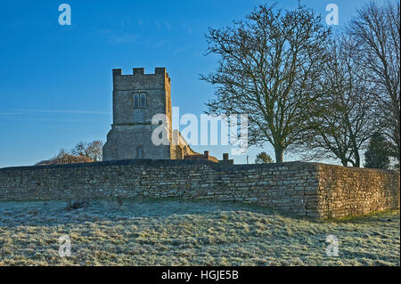 L'église paroissiale de St Giles Chesterton se tient dans un champ éloigné du petit village, vue ici sur un matin d'hiver glacial Banque D'Images