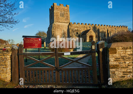 L'église paroissiale de St Giles Chesterton se tient dans un champ éloigné du petit village, vue ici sur un matin d'hiver glacial Banque D'Images