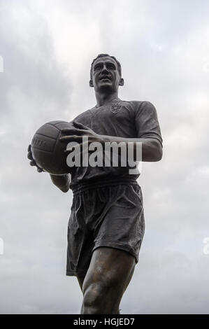 Statue de Nat Lofthouse au Macron, stade de Bolton Wanderers FC, Horwich, Bolton, Lancashire, UK, avec l'exemplaire de l'espace. Banque D'Images