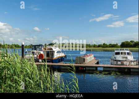 Bateaux amarrés dans la marina de Carrick on Shannon, Irlande County Leitrim, sur un beau jour avec l'exemplaire de l'espace. Banque D'Images