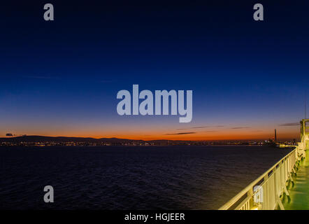 Irish Ferries car ferry 'Ulysse' approche du port de Dublin, en Irlande, au coucher du soleil après avoir navigué depuis Holyhead, pays de Galles, Royaume-Uni en décembre 2016. Banque D'Images