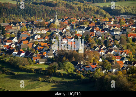 Vue aérienne, Rüthen avec St John's Church et Eglise Saint-Nicolas, Rüthen, Sauerland, Rhénanie du Nord-Westphalie, Allemagne, Europe, Banque D'Images