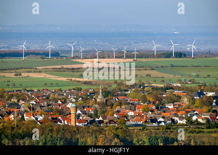 Vue aérienne, Rüthen avec St John's Church et Eglise Saint-Nicolas, tour de l'eau et éoliennes sur le Soester Haarstrang, Banque D'Images