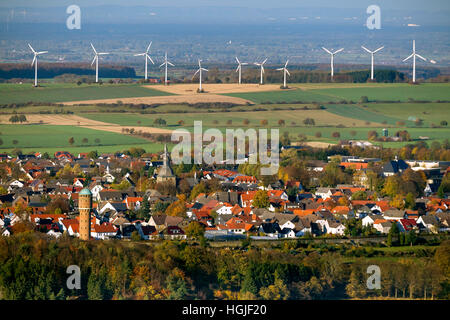 Vue aérienne, Rüthen avec St John's Church et Eglise Saint-Nicolas, tour de l'eau et éoliennes sur le Soester Haarstrang, Banque D'Images