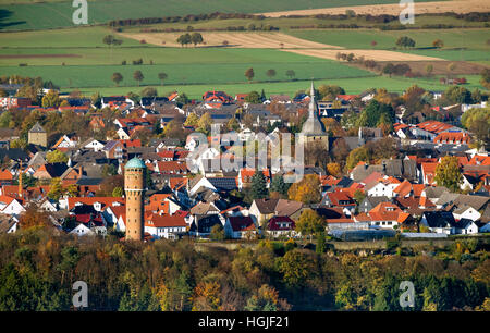 Vue aérienne, Rüthen avec St John's Church et Eglise Saint-Nicolas, tour de l'eau et éoliennes sur le Soester Haarstrang, Banque D'Images