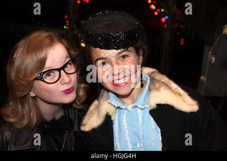 Deux adolescentes donnant un aperçu du passé pour l'Halloween avec chapeau voilée et portant des robes d'antan. St Paul Minnesota MN USA Banque D'Images