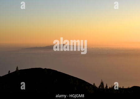 Voir l'ensemble du volcan de Samara massif de Teno en direction de La Palma dans les nuages, coucher du soleil, le Parc National du Teide, Tenerife Banque D'Images