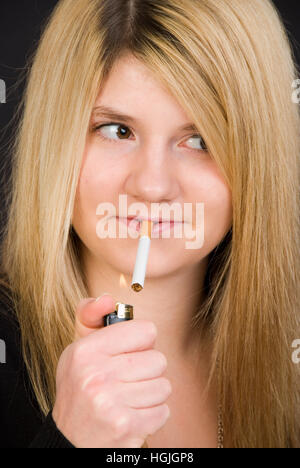 Adolescent fume une cigarette Banque D'Images