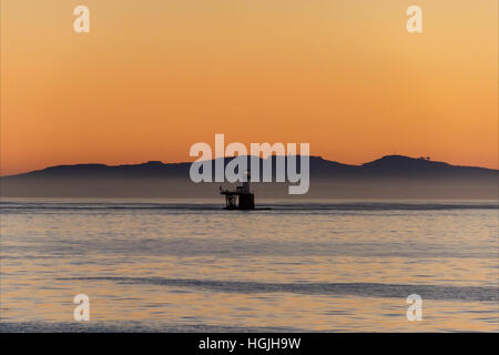 Lever du soleil à Roman Rock Phare sur False Bay, Afrique du Sud Banque D'Images