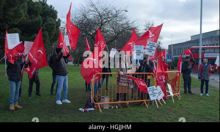 Heathrow, Royaume-Uni. 10 janvier, 2017. Unir les membres de l'union en grève pour payer pour l'équipage de cabine BA © Andrew Spiers/Alamy Live News Banque D'Images