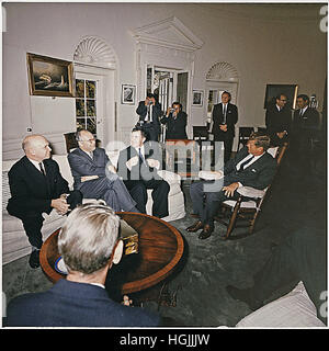 Washington, DC -- Le président des États-Unis John F. Kennedy se réunit avec les responsables soviétiques dans le bureau ovale de la Maison Blanche à Washington, DC Le 18 octobre 1962. De gauche à droite : Sous-ministre soviétique Vladimir S. Seyemenov, ambassadeur de l'UNION SOVIÉTIQUE Anatoly F. Dobrynin, Ministre soviétique des Affaires étrangères Andrei Gromyko, le président Kennedy, photographes, aides. Crédit : Robert Knudsen/White House via CNP - AUCUN FIL SERVICE - Photo : Robert Knudsen/consolidé Nouvelles Photos/Robert Knudsen - Maison Blanche via CNP Banque D'Images