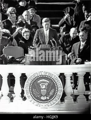 Le président des États-Unis John F. Kennedy livre son discours après avoir été assermenté comme le 35e président des États-Unis sur le front de l'Est du Capitole à Washington, DC le vendredi 20 janvier 1961. Vice-président des États-Unis Lyndon B. Johnson a l'air sur de la droite.Credit : Arnie Sachs/CNP - AUCUN FIL SERVICE - Photo : Arnie Sachs/consolidé Nouvelles Photos/Arnie Sachs - CNP Banque D'Images