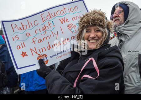 Saint Paul, Minnesota, USA. 21 janvier, 2017. Une femme est titulaire d'un signe d'éducation du public à l'appui à la Marche des femmes à St Paul, Minnesota. Cindy Carlsson/Alamy Live News Banque D'Images