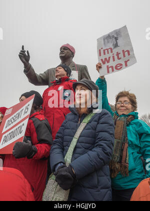 Saint Paul, Minnesota, USA. 21 janvier, 2017. Les participants à la Marche des femmes se retrouvent autour d'une statue d'état politicien Hubert Humphrey sur la capitale de l'Etat dans St Paul, Minnesota. Cindy Carlsson/Alamy Live News Banque D'Images