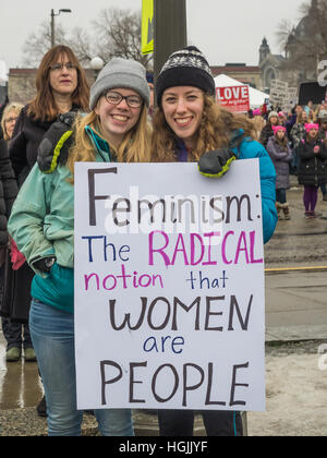 Saint Paul, Minnesota, USA. 21 janvier, 2017. Deux femmes montrer un panneau qui dit "Le féminisme : l'idée radicale que les femmes sont des personnes à la Marche des femmes à St Paul, Minnesota. Cindy Carlsson/Alamy Live News Banque D'Images