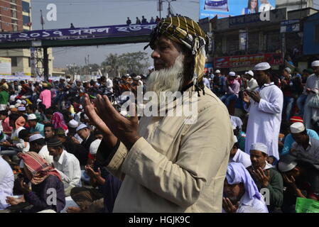 Tongi, Dhaka, Bangladesh. 22 janvier, 2017. Les dévots musulmans bangladais Akheri Munajat prendre part au final, ou prières de deuxième phase sur le Biswa Ijtema du monde islamique ou congrégation à Tongi, quelques 30km au nord de Dhaka, Bangladesh, le 22 janvier 2017. Les musulmans jointes en prière sur les rives d'un fleuve au Bangladesh comme la deuxième plus grande congrégation islamique annuel a pris fin. Banque D'Images