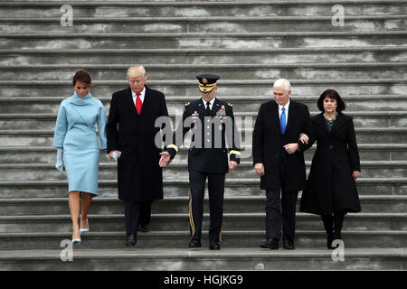 Washington, Us. 20 Jan, 2017. Le Président des Etats-Unis, Donald Trump, avec la première dame Melania Trump, le général Bradley Becker, vice-président Mike Pence et sa femme Karen Pence troupes d'examen sur le front de l'Est du Capitole à Washington, vendredi, Janvier 20, 2017. Crédit : Michael Heiman/Piscine via CNP - AUCUN FIL SERVICE - Photo : Michael Heiman/Piscine via CNP/dpa/Alamy Live News Banque D'Images