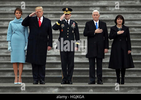 Washington, Us. 20 Jan, 2017. Le Président des Etats-Unis, Donald Trump, première dame Melania Trump, le général Bradley Becker, vice-président Mike Pence et sa femme Karen Pence, examen des troupes sur le front de l'Est du Capitole à Washington, vendredi, Janvier 20, 2017, au cours de la cérémonie d'investiture présidentielle. Crédit : Michael Heiman/Piscine via CNP - AUCUN FIL SERVICE - Photo : Michael Heiman/Piscine via CNP/dpa/Alamy Live News Banque D'Images