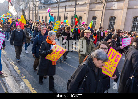 Foule de Français, manifestant contre l'avortement légal, des manifestations de « la vie à la mode », des manifestants conservateurs"Des dizaines de milliers de manifestants sont descendus dans les rues de Paris dimanche contre l'avortement et une facture pour interdire aux sites Internet pro-vie de diffuser des "fausses informations" sur la fin des grossesses.(Local, site Web) -- Banque D'Images