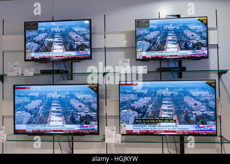 PHOTO d'archives. Cette image va de pair avec les rapports que l'atout de Donald insiste pour que des foules de 1m à 1,5 m ont assisté à son inauguration, lorsque les images semblent montrer que les chiffres étaient beaucoup moins. Londres, Royaume-Uni. 20 janvier 2017. Plat dans un magasin à diffuser la vidéo en direct de l'inauguration de l'atout de Donald comme président des États-Unis, qui a lieu à Washington, DC aujourd'hui. © Stephen Chung / Alamy Live News Banque D'Images