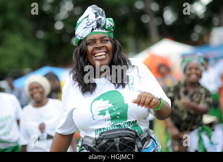 Lusaka, Zambie. 05Th Mar, 2016. Les femmes appartenant à la Front patriotique (PF) celebrake la Journée internationale des femmes à Lusaka, Zambie, 08 mars 2016. Photo : Britta Pedersen/dpa-Zentralbild/ZB/dpa/Alamy Live News Banque D'Images