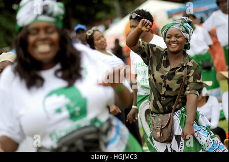 Lusaka, Zambie. 05Th Mar, 2016. Les femmes appartenant à la Front patriotique (PF) celebrake la Journée internationale des femmes à Lusaka, Zambie, 08 mars 2016. Photo : Britta Pedersen/dpa-Zentralbild/ZB/dpa/Alamy Live News Banque D'Images