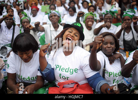 Lusaka, Zambie. 05Th Mar, 2016. Les femmes appartenant à la Front patriotique (PF) celebrake la Journée internationale des femmes à Lusaka, Zambie, 08 mars 2016. Photo : Britta Pedersen/dpa-Zentralbild/ZB/dpa/Alamy Live News Banque D'Images