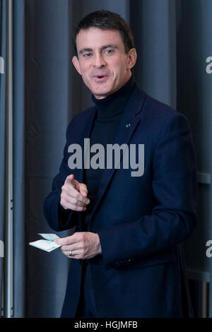 Paris, France. 22 janvier, 2017. L'ancien premier ministre français, Manuel Valls se prépare à voter en France, à Paris, le 22 janvier, 2017. Le premier tour de France a laissé le coup principal le dimanche matin avec les sondeurs croyait que le concours pour être une course de chevaux entre l'ancien premier ministre Manuel Valls et ses principaux rivaux Arnaund Montebourg et Benoit Hamon, tous deux anciens ministres de son gouvernement en 2014. Crédit : Mahe/Xinhua/Alamy Live News Banque D'Images