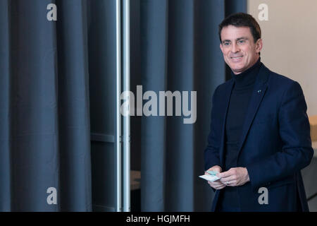 Paris, France. 22 janvier, 2017. L'ancien premier ministre français, Manuel Valls se prépare à voter en France, à Paris, le 22 janvier, 2017. Le premier tour de France a laissé le coup principal le dimanche matin avec les sondeurs croyait que le concours pour être une course de chevaux entre l'ancien premier ministre Manuel Valls et ses principaux rivaux Arnaund Montebourg et Benoit Hamon, tous deux anciens ministres de son gouvernement en 2014. Crédit : Mahe/Xinhua/Alamy Live News Banque D'Images