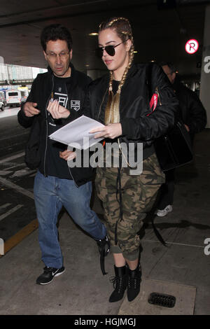 Los Angeles, Californie, USA. 22 janvier, 2017. Khloe Kardashian vu à l'aéroport de LAX le 22 janvier 2017. Crédit : John Misa/media/Alamy Punch Live News Banque D'Images