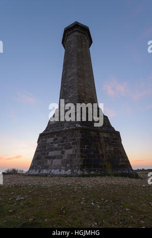 Monument à Hardy, Dorset, UK. 22 janvier 2017. Un hiver coloré coucher du soleil. © Dan Tucker/Alamy Live News Banque D'Images