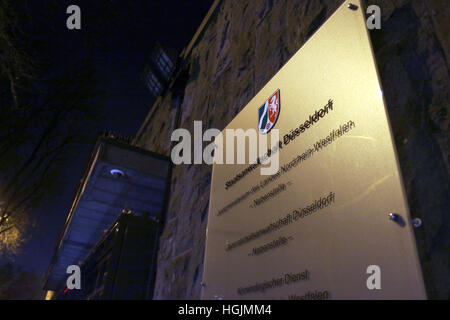 Düsseldorf, Allemagne. 22 janvier, 2017. L'extérieur du Bureau du Procureur de l'Etat considéré en sténopé à Duesseldorf, Allemagne, 22 janvier 2017. Un mandat d'arrêt pour un homme de 21 ans a été émis sur le 22.01.17. L'homme est soupçonné d'avoir pris part à des plans d'attaques de terreur à Vienne. Le suspect a passé la nuit à la maison d'une de ses connaissances à Neuss selon un porte-parole de l'office. Photo : Ina Fassbender/dpa/Alamy Live News Banque D'Images