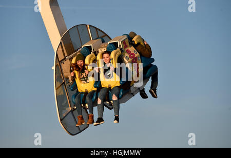 Brighton, Sussex, UK. 22 janvier, 2017. Les visiteurs apprécient le beau temps ensoleillé mais froid sur le front de mer de Brighton aujourd'hui Crédit : Simon Dack/Alamy Live News Banque D'Images