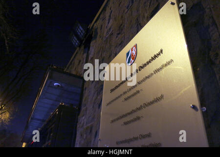 Düsseldorf, Allemagne. 22 janvier, 2017. L'extérieur de l'Etat Bureau du Procureur à Duesseldorf, Allemagne, 22 janvier 2017. Un mandat d'arrêt pour un homme de 21 ans a été émis sur le 22.01.17. L'homme est soupçonné d'avoir pris part à des plans d'attaques de terreur à Vienne. Le suspect a passé la nuit à la maison d'une de ses connaissances à Neuss selon un porte-parole de l'office. Photo : Ina Fassbender/dpa/Alamy Live News Banque D'Images