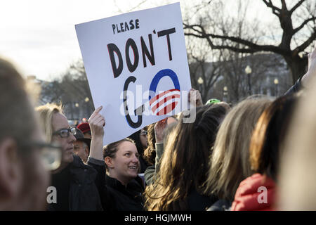 19 janvier 2017 - Washington, DC, États-Unis : un des partisans d'Obama est titulaire d'un signe ''Veuillez ne pas aller'' que les gens se rassemblent pour se souvenir le président Obama à l'extérieur de la Maison Blanche à la veille de l'inauguration de Donald J. Trump comme 45e président des États-Unis le Jeudi, Janvier 19, 2017 à Washington, D.C. Â© 2017 Patrick T. Fallon (Image Crédit : © Patrick Fallon via Zuma sur le fil) Banque D'Images