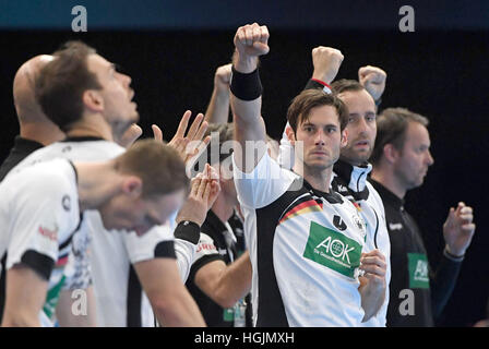 Paris, France. 22 janvier, 2017. L'équipe allemande célèbre lors de la Coupe du Monde de handball masculin match de quart de finale entre l'Allemagne et le Qatar à Paris, France, 22 janvier 2017. Photo : Marijan Murat/dpa/Alamy Live News Banque D'Images