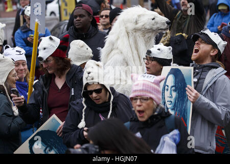 20 janvier 2017 - Washington, DC, États-Unis - les gens protester Trump et le changement climatique en portant des costumes d'ours polaires au cours de l'inauguration de Donald J. Trump comme 45e président des États-Unis le vendredi 20 janvier 2017 à Washington, D.C. Â© 2017 Patrick T. Fallon (Image Crédit : © Patrick Fallon via Zuma sur le fil) Banque D'Images