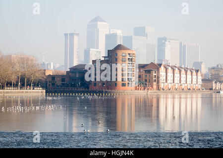 Londres, Royaume-Uni. 22 janvier, 2017. Le parc d'affaires de Canary Wharf bâtiments vus sur un quai du Groenland partiellement gelé dans le sud-est de Londres © Guy Josse/Alamy Live News Banque D'Images