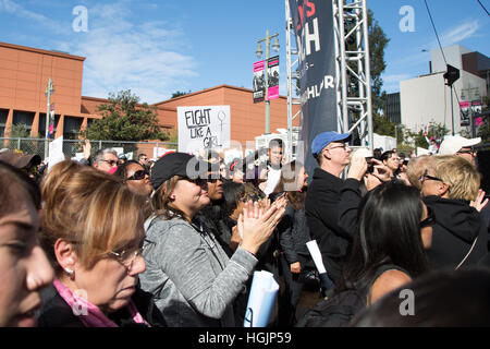Los Angeles, Californie, USA. 21 janvier, 2017. Un participant est titulaire d'une pancarte "lutte comme une fille' pendant le rallye à la Marche des femmes à Los Angeles, Californie, USA le 21 janvier 2017. crédit : Sheri determan/Alamy live news crédit : Sheri determan/Alamy live news Banque D'Images