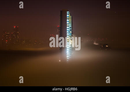 Londres, Royaume-Uni. 22 janvier, 2017. Météo britannique. Couverture lourde brouillard recouvre la moitié de l'Aragon Tower immeuble de grande hauteur dans le sud-est de Londres © Guy Josse/Alamy Live News Banque D'Images