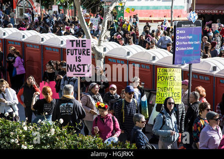 Los Angeles, USA. 21 janvier, 2017. Des milliers d'Angelenos se sont réunis dans le centre-ville de Los Angeles à mars en solidarité avec la Marche des femmes à Washington, DC, pour protester contre les politiques de Donald Trump et rhtetoric. Credit : Andie Mills/Alamy Live News Banque D'Images