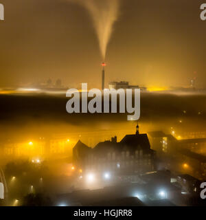 Londres, Royaume-Uni. 23 janvier, 2017. Météo britannique. Dans les premières heures du matin, lourde couche de brouillard y compris Deptford Deptford Park bâtiment scolaire dans le sud-est de Londres. Crédit : Guy Josse/Alamy Live News Banque D'Images