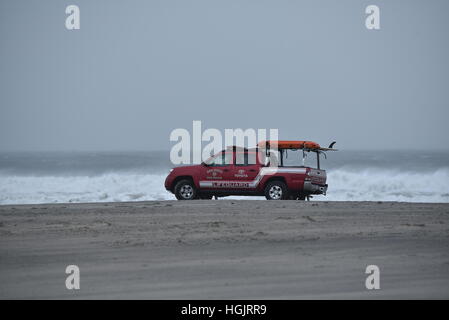 San Diego, USA, 22 janvier, 2017. Les gardiens de la vie dans une voiture surveiller des conditions météorologiques sur l'érosion de la plage déserte à l'exploitation des sables bitumineux dans la région de Pacific Beach. Hautes vagues, Avertissement de coups de vent et des avertissements ont été émis. Le National Weather Service met en garde contre des vents du sud de 20 à 30 miles par heure, avec des rafales allant jusqu'à 60 miles par heure. Vagues et des mers pourrait augmenter de 11 à 16 pieds. Crédit : John D. Ivanko/Alamy Live News Banque D'Images