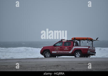 San Diego, USA, 22 janvier, 2017. Les gardiens de la vie dans une voiture surveiller des conditions météorologiques sur l'érosion de la plage déserte à l'exploitation des sables bitumineux dans la région de Pacific Beach. Hautes vagues, Avertissement de coups de vent et des avertissements ont été émis. Le National Weather Service met en garde contre des vents du sud de 20 à 30 miles par heure, avec des rafales allant jusqu'à 60 miles par heure. Vagues et des mers pourrait augmenter de 11 à 16 pieds. Crédit : John D. Ivanko/Alamy Live News Banque D'Images