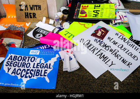 Washington, DC, USA. 21 Jan, 2017. Des signes de protestation sont rejetés sur le sol à la Marche des femmes sur Washington à Washington, DC. Les foules ont assisté à la manifestation anti-Trump le jour d'après le président américain Donald Trump a prêté serment en tant que 45e U.S. pr Banque D'Images