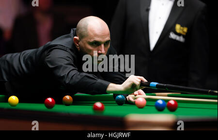 Londres, Royaume-Uni. 22 janvier, 2017. Joe Perry d'Angleterre fait concurrence au cours du dernier match avec Ronnie O'Sullivan, de l'Angleterre au Snooker Masters 2017 à l'Alexandra Palace à Londres. Ronnie O'Sullivan a soutenu le titre en gagnant 10-7. Credit : Han Yan/Xinhua/Alamy Live News Banque D'Images