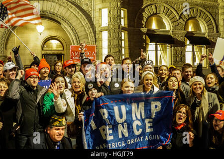 Donald Trump partisans tenir signe en face de l'hôtel Trump International à Washington, D.C. : Crédit Photo l'accès/Alamy Live News Banque D'Images