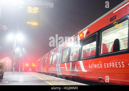 Brighton, East Sussex, UK. 23 janvier 2017. Météo britannique. Du brouillard givrant avant l'aube à la gare de l'aéroport de Gatwick. Du brouillard givrant qui cause les retards et annulations de vols en raison de la visibilité réduite à la UK's deux plus grands aéroports, avec les voyageurs pouvant être recommandé de vérifier leur statut de vol avant qu'ils quittent la maison. Credit : Francesca Moore/Alamy Live News Banque D'Images