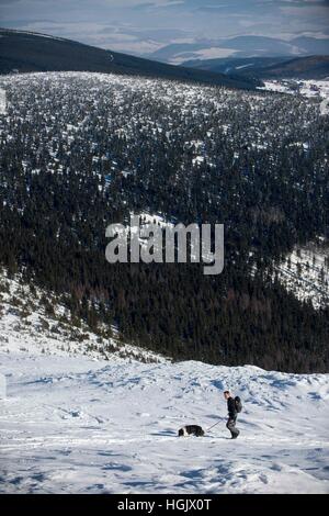 Pec Pod Snezkou, République tchèque. 21 Jan, 2017. Touriste jouit d'un temps ensoleillé en montagne Snezka dans les montagnes Krkonose (géant), en République tchèque, le 21 janvier 2017. Mauvaises conditions de dispersion sont dans dix régions de la République tchèque, en raison de laquelle le smog règlement est toujours valide à Prague, la Région de Bohême centrale et la région d'Olomouc aujourd'hui, alors que la situation de smog a été également déclarée dans sept régions plus fortes concentrations de poussières en suspension dans l'air. Photo : CTK Josef Vostarek/Photo/Alamy Live News Banque D'Images
